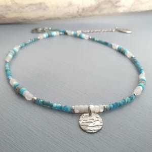 Natural stone necklace with hammered sequin pendant - Apatite, howlite and mother-of-pearl necklace in blue, white and silver - Boho jewelry //MYSHARA//