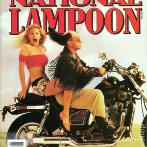 Puede incluir: Una portada de revista para la edici&oacute;n de agosto de 1991 de National Lampoon. La portada presenta a una mujer con un top rojo y pantalones florales montando en una motocicleta con un hombre que lleva una chaqueta de cuero. El texto de la portada de la revista dice "Going Places!" y "Now Only $2.95!"