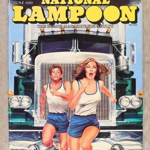 Puede incluir: Una portada de revista para la edici&oacute;n de junio de 1980 de National Lampoon, con un cami&oacute;n de plataforma verde y blanco con dos personas corriendo delante de &eacute;l. El texto de la portada de la revista dice "Fresh Air Issue" y "The Humor Magazine for Adults".