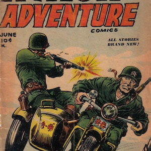Puede incluir: Una portada de cómic vintage con dos soldados en una motocicleta con sidecar. La portada se titula "Action Adventure Comics" y presenta el texto "All Stories Brand New!" La portada del cómic está en el estilo de un cómic de guerra de la década de 1950.