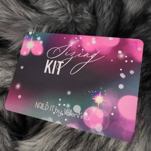Może przedstawiać: Różowa i fioletowa karta z błyszczącym tłem. Na karcie widnieje napis "Sizing Kit" i "NAILED IT by Valentina".
