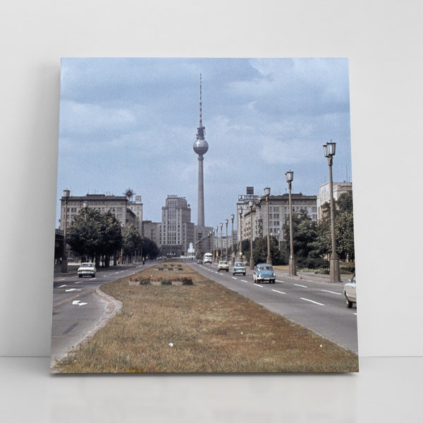 Leinwand - Karl-Marx-Allee mit Fernsehturm (DDR 1970er)