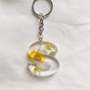 Chaveiro inicial de resina – Chaveiro com nome de letra personalizado – Acessório de resina de flor – Presente personalizado – Chaveiro