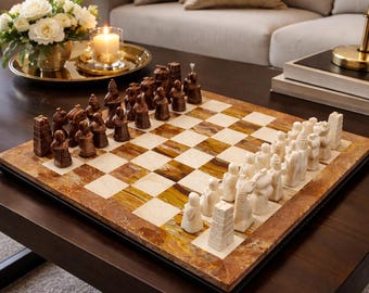 Ręcznie rzeźbiony zestaw szachów marmurowych: czerwony i beżowy kamień, aksamitne etui (15 x 15 cali)