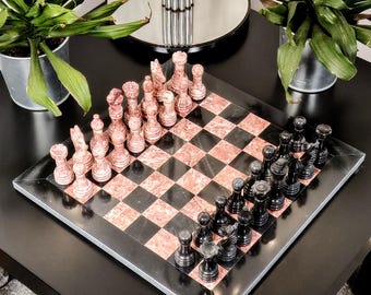 Ręcznie robiony zestaw szachowy z czarnego i różowego marmuru w aksamitnym etui