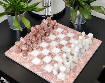 Ręcznie robiony marmurowy zestaw szachowy: różowo-biała kamienna plansza, aksamitne etui