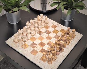 Ręcznie robiony zestaw szachów marmurowych: zabytkowa kamienna plansza z aksamitnym etui