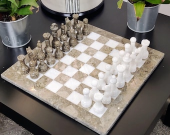Ręcznie robiony zestaw szachowy z marmuru: szaro-biały kamień marmurowy w czarnym aksamitnym etui