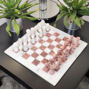 Handgefertigtes Marmor Schachspiel mit Samtband