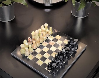 Ręcznie robiony zestaw szachów marmurowych: czarna i onyksowa plansza, aksamitne etui