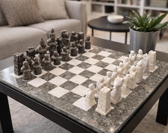 Ręcznie robiony marmurowy zestaw szachowy: szaro-beżowa kamienna plansza, aksamitne etui, 15 x 15 cali