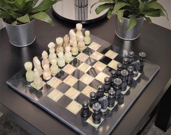 Ręcznie robiony zestaw szachowy z marmuru: szachy z czarnego i onyksowego kamienia naturalnego w aksamitnym etui