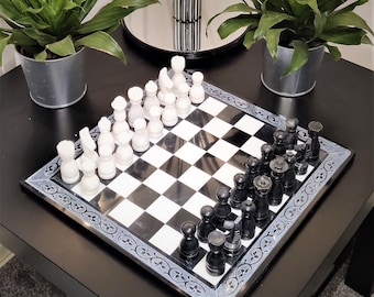 Ręcznie robiony marmurowy zestaw szachowy: czarno-biały rzeźbiony wzór na obramowaniu