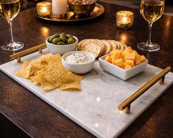 Biała marmurowa taca ze złotymi uchwytami: naturalny wystrój domu