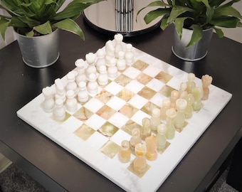 Ręcznie wykonany zestaw szachowy z marmuru onyksowego: zielony i biały kamień naturalny, w aksamitnym etui