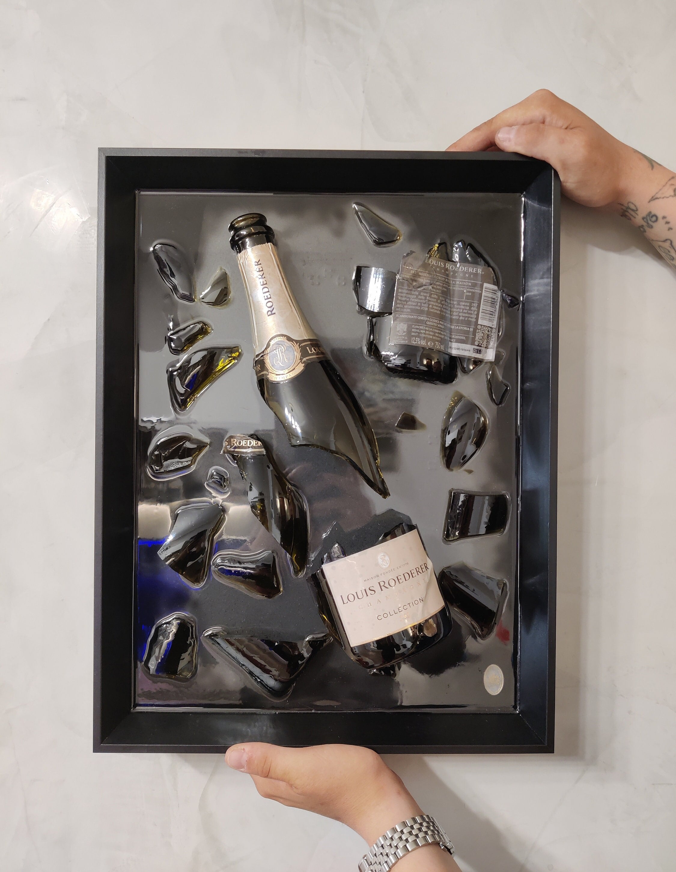 砕けたルイ・ロデレールのシャンパンボトル樹脂製ウォールアート