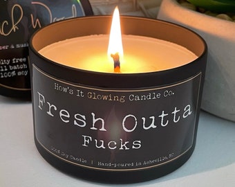 Vela de soja divertida: Fresh Outta Fucks, aroma de lujo, 8 oz