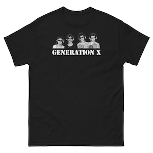 Può includere: T-shirt nero con una grafica bianca di quattro uomini con cuffie e il testo "GENERATION X".