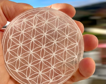 Pierre de rechargement Fleur de vie en sélénite diamètre 80 mm ,  associant les bienfaits de la sélénite et de la fleur de vie .