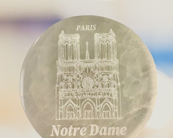 Nouveau; Pierre Sélénite gravée  de Notre-Dame de Paris .