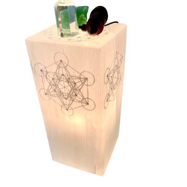 Magnifique lampe d'ambiance fleur de vie cubique en sélénite .Plaque de rechargement fleur de vie /métatron .