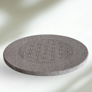 Untersetzer „Blume des Lebens“ aus Vulkangestein, Ladeschale „Blume des Lebens“. Durchmesser 19 cm.