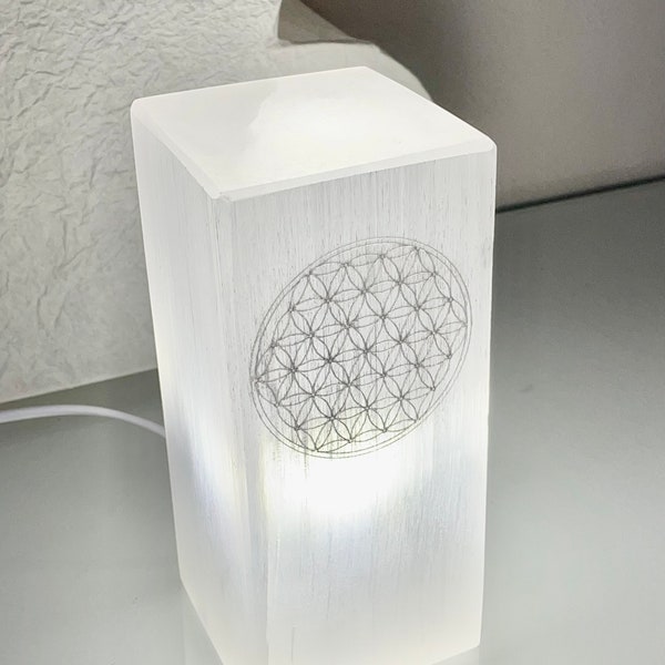 Magnifique lampe d'ambiance fleur de vie cubique en sélénite .