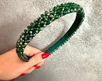 Serre-tête vert orné de perles et de bijoux en cristal