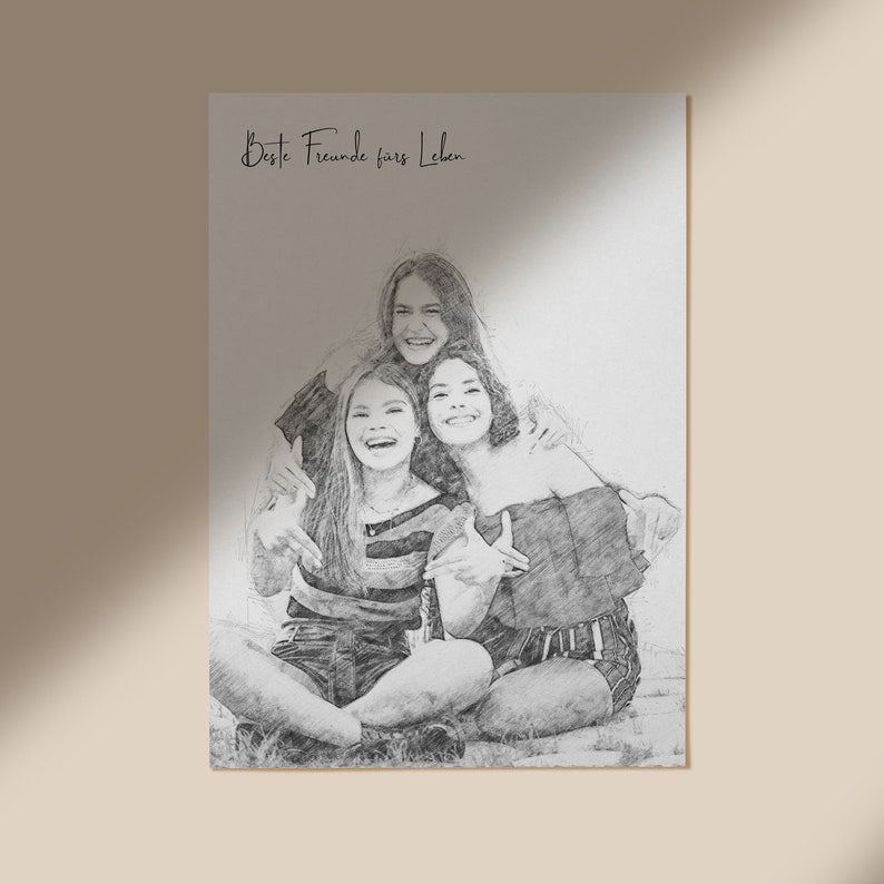 May include: A black and white pencil sketch of three friends sitting together. The text "Beste Freunde f&uuml;rs Leben" is written at the top of the image.