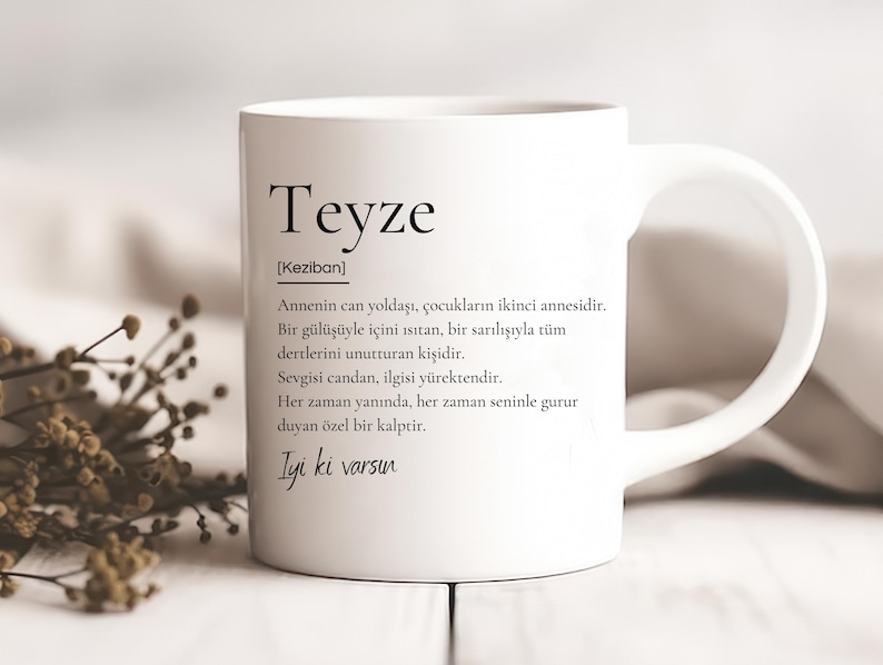 Pu&ograve; includere: Tazza in ceramica bianca con un design in bianco e nero che recita "Teyze [Keziban] Annenin can yoldaşı, &ccedil;ocukların ikinci annesidir. Bir g&uuml;l&uuml;ş&uuml;yle i&ccedil;ini ısıtan, bir sarılışıyla t&uuml;m dertlerini unutturan kişidir. Sevgisi candan, ilgisi y&uuml;rektendir. Her zaman yanında, her zaman seninle gurur duyan &ouml;zel bir kalptir. İyi ki varsın"