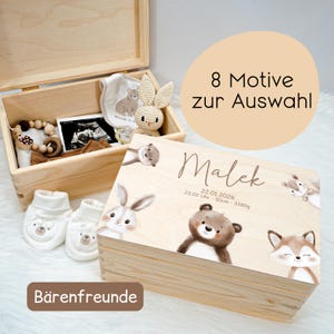 Könnte beinhalten: Eine Holzkiste mit Scharnierdeckel, personalisiert mit dem Namen "Malek" und Geburtsdaten. Die Kiste ist mit Cartoon-Tieren verziert. Im Inneren befinden sich Babyartikel, darunter Babyschuhe, eine Lätzchen und ein Stoffhase.