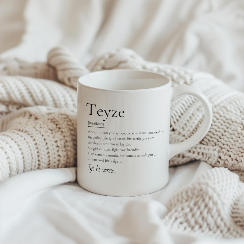 Pu&ograve; includere: Una tazza in ceramica bianca con un design nero che dice "Teyze [Keziban] Annenin can yoldaşı, &ccedil;ocukların ikinci annesidir. Bir g&uuml;l&uuml;ş&uuml;yle i&ccedil;ini ısıtan, bir sarılışıyla t&uuml;m dertlerini unutturan kişidir. Sevgisi candan, ilgisi y&uuml;rektendir. Her zaman yanında, her zaman seninle gurur duyan &ouml;zel bir kalptir. İyi ki varsın"