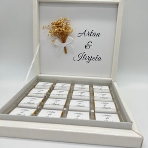 Caja de chocolates personalizada en oro, plata, negro o celeste para bodas, compromisos regalos para invitados caja de chocolates chocolate imagen 3