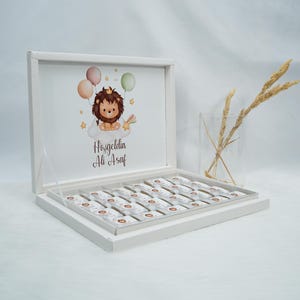 Pudełko czekoladek personalizowane w kolorze złotym, srebrnym, czarnym, różowym lub jasnoniebieskim na śluby, zaręczyny, baby shower, urodziny dzieci - prezent dla gości