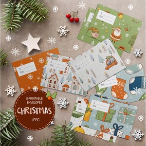 Könnte beinhalten: Acht druckbare Weihnachtsumschläge mit verschiedenen festlichen Designs. Die Umschläge zeigen Illustrationen von Häusern, Weihnachtsbäumen, Weihnachtsmann, Elfen, Geschenken und Ornamenten. Die Umschläge sind mit "An" und "Von" beschriftet, um das Adressieren zu erleichtern.