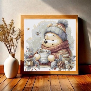 Modèle de point de croix de Noël, ours en peluche, ours avec un chapeau et une tasse de miel, décoration hivernale, animal. NUMÉRIQUE. PDF