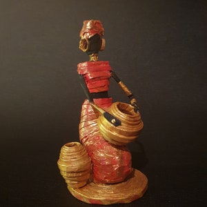 Scultura africana di carta / Incredibile bambola di figurina fatta a mano / Unica nel suo genere / Esclusiva