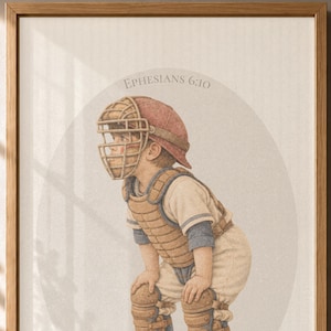 Puede incluir: Una impresión enmarcada que presenta a un niño con equipo de receptor de béisbol vintage. La ilustración muestra al niño en cuclillas, con un casco rojo, protector de pecho y espinilleras. El texto "Efesios 6:10" está encima del niño.