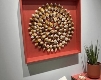 Shellstorm - Decorazione murale personalizzata con conchiglie, realizzata a mano - Design circolare con conchiglie di strombo in lotta