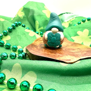 Figura de gnomo de arcilla polimérica del Día de San Patricio: regalo adorable, regalo de escritorio de oficina, figura de duende