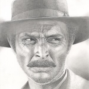 Op de afbeelding: Potloodtekening van een man met een strenge uitdrukking, die een fedora-hoed draagt. Het kunstwerk is gedetailleerd, met zichtbare schaduwen en texturen, die de gefronste wenkbrauwen en snor van de man vastleggen. De handtekening van de kunstenaar, "LUKE MOSLING", staat rechtsonder.