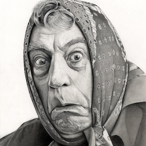 Pode incluir: Desenho a lápis detalhado de uma pessoa com uma expressão surpresa, usando um lenço estampado. O desenho é assinado "LUKE MOSLING".