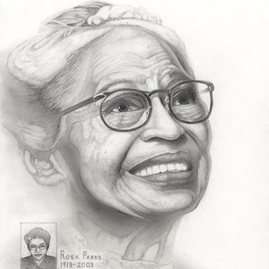 Op de afbeelding: Potloodportret van Rosa Parks, met een bril en glimlachend. Een kleiner beeld toont haar politiefoto met nummer 7053. Tekst luidt "Rosa Parks 1913-2005" en een citaat: "Nee, het enige waar ik moe van was, was van opgeven."