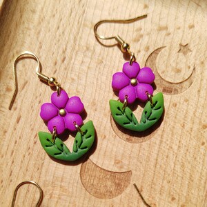 Pendientes pequeños florales, pendientes monos, pendientes florales, pendientes originales, pendientes favorecedores, pendientes morados, pendientes rosas, pendientes lilas imagen 3