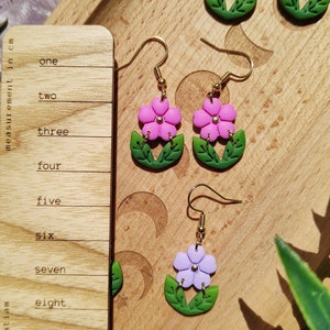 Pendientes pequeños florales, pendientes monos, pendientes florales, pendientes originales, pendientes favorecedores, pendientes morados, pendientes rosas, pendientes lilas imagen 6