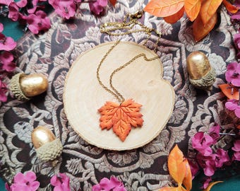 Colgante de hoja naranja, hoja otoñal de tamaño mediano a grande, colgante con temática otoñal, collar de arcilla polimérica, accesorios de otoño, colgante otoñal