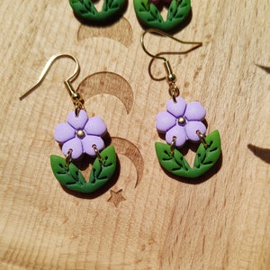 Pendientes pequeños florales, pendientes monos, pendientes florales, pendientes originales, pendientes favorecedores, pendientes morados, pendientes rosas, pendientes lilas imagen 5