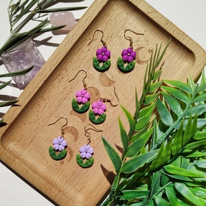 Pendientes pequeños florales, pendientes monos, pendientes florales, pendientes originales, pendientes favorecedores, pendientes morados, pendientes rosas, pendientes lilas imagen 1