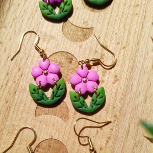 Pendientes pequeños florales, pendientes monos, pendientes florales, pendientes originales, pendientes favorecedores, pendientes morados, pendientes rosas, pendientes lilas imagen 4