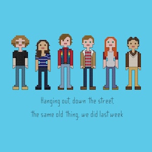 Puede incluir: Ilustración de arte de píxeles de seis personas, cinco con cabello castaño y una con cabello rojo, de pie en fila. Las personas visten ropa casual. El texto debajo de las personas dice "Hanging out, down the street, the same old thing, we did last week."